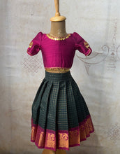 Aarna - Crop top and skirt