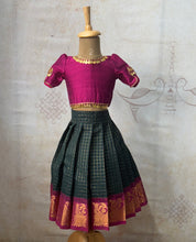 Aarna - Crop top and skirt