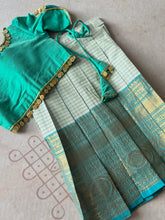 Aarna - Crop top and skirt