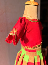 Aarna - Crop top and skirt