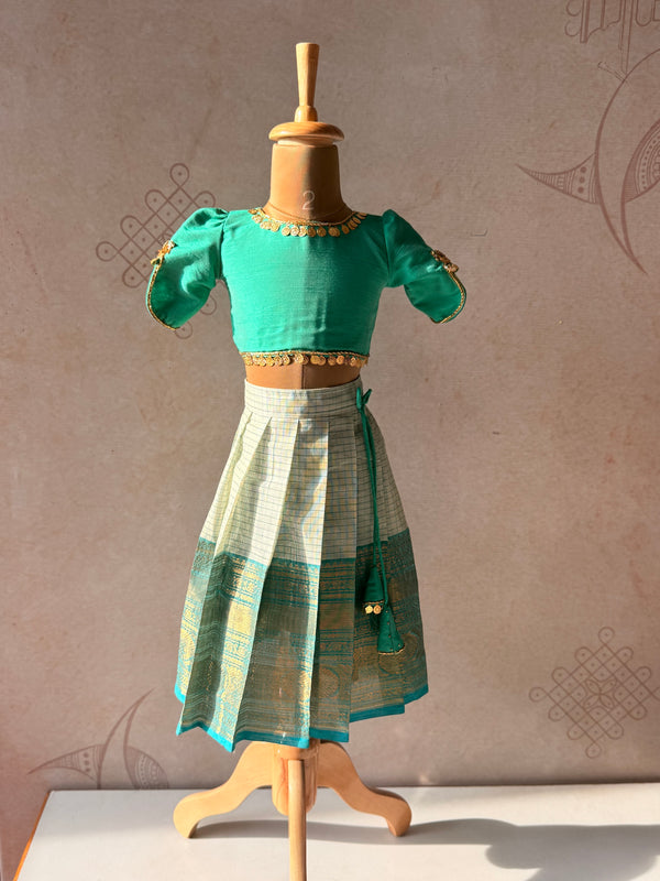 Aarna - Crop top and skirt