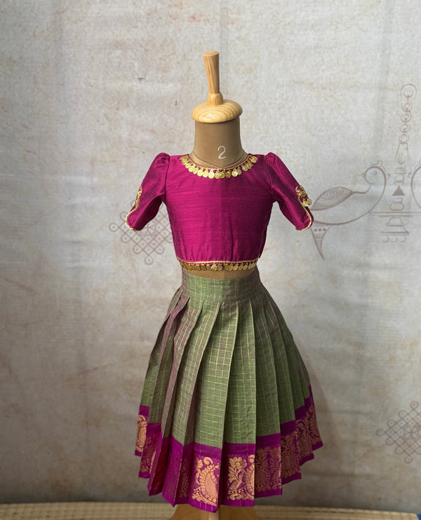 Aarna - Crop top and skirt