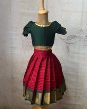 Aarna - Crop top and skirt