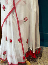 Mul Cotton Saree – White with Red Floral Embroidery & Contrast Border