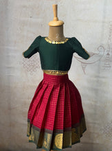 Aarna - Crop top and skirt