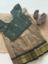 Aakriti - Crop top and skirt